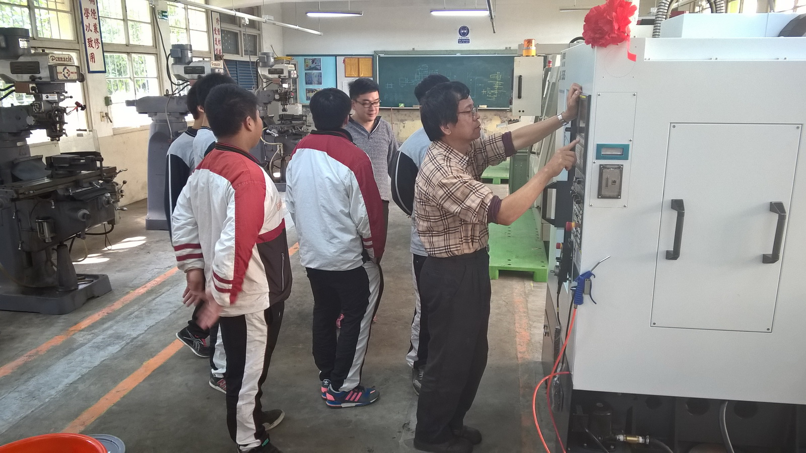 20151229 機械科4軸加工機~教師研習~黃鏡峰老師