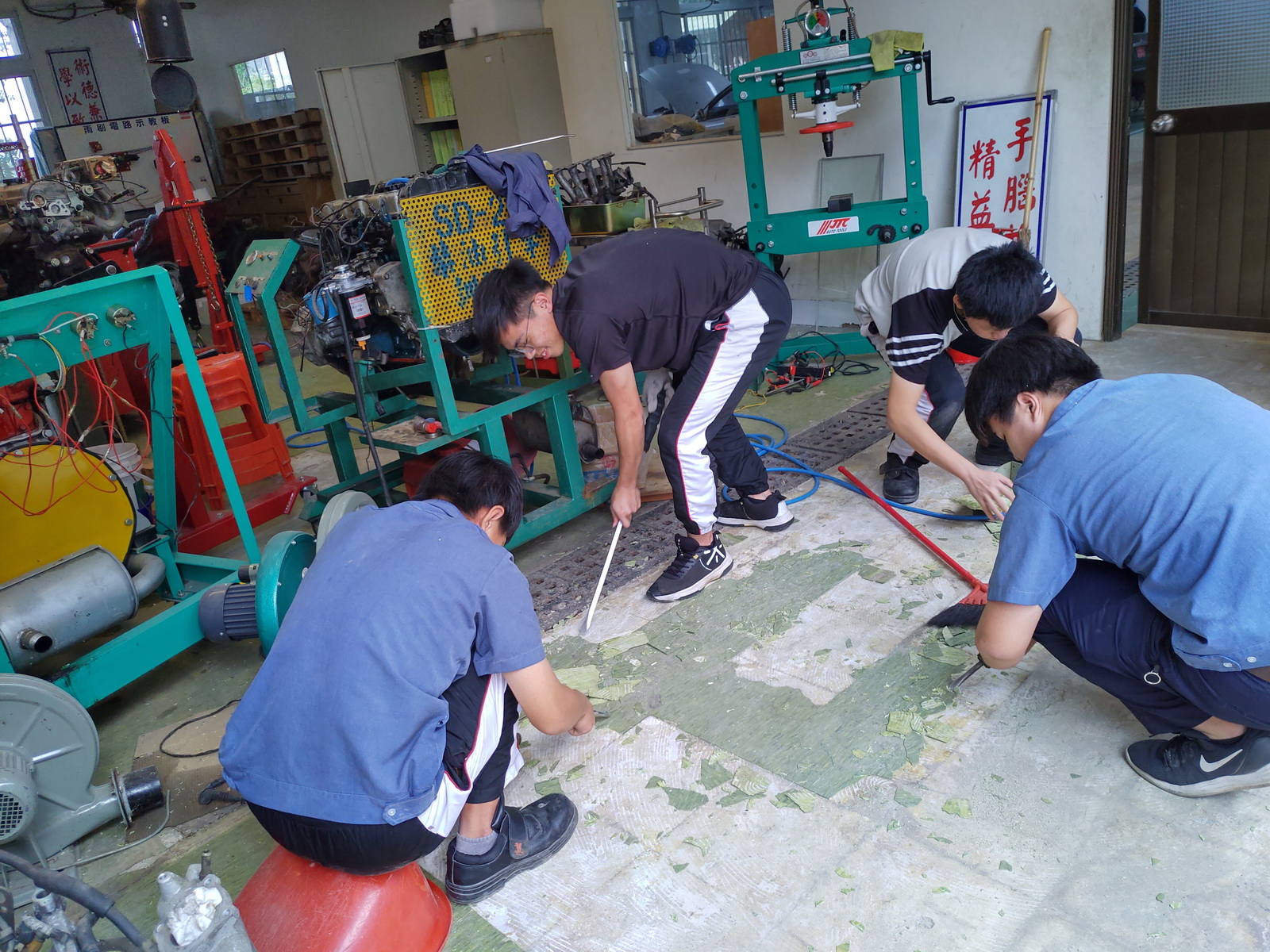 20191221 學生DIY油漆工作區及水溝蓋